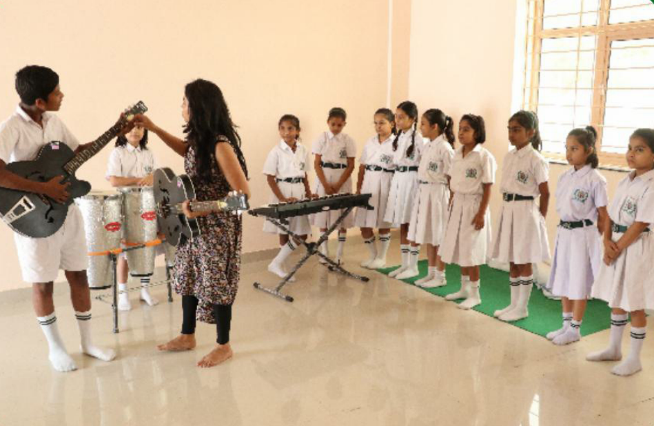 Students in music class with teacher